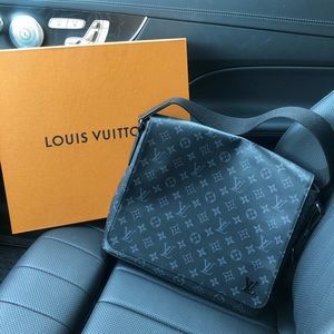 Men’s Authentic Louis Vuitton Leather Black/Grey Messenger Bag🎉